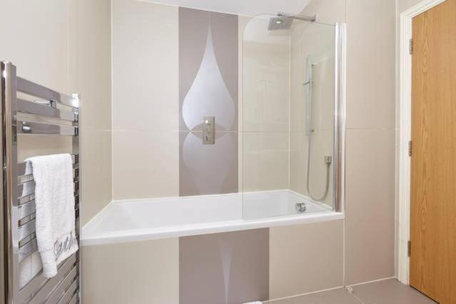 Three Bedroom Apartment By Beautiful Park Londen Buitenkant foto